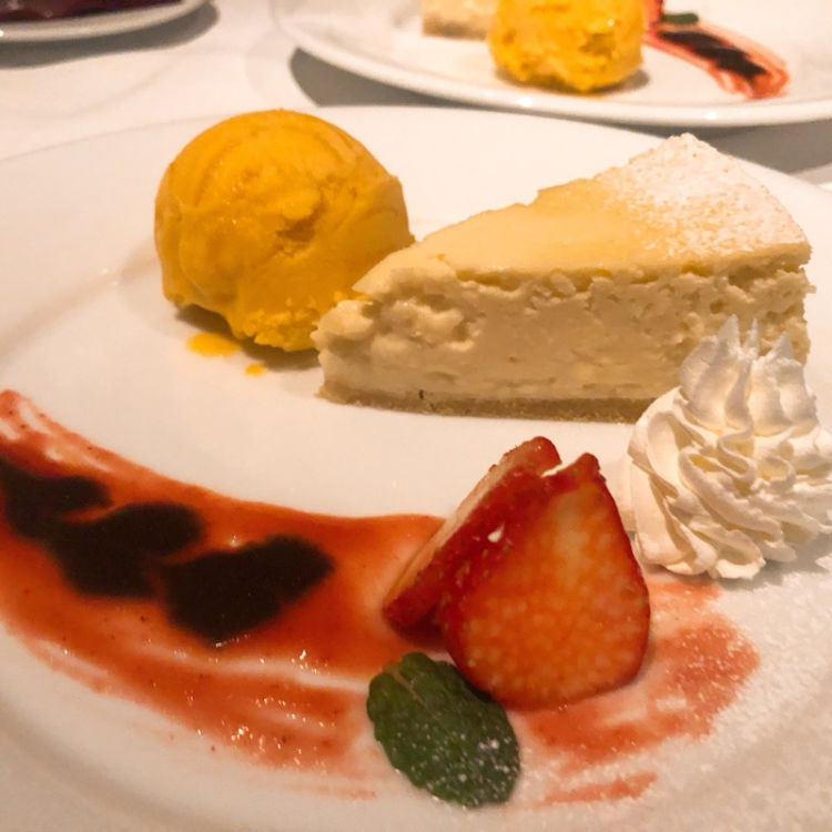 甘党さんには大きなチョコサンデーやチーズケーキなど アメリカ〜ンなデザートもあります。NYスタイルですね。チョコサンデーは冷たいアイスが中心なので見た目より食べ進みますよ。おいしいです。