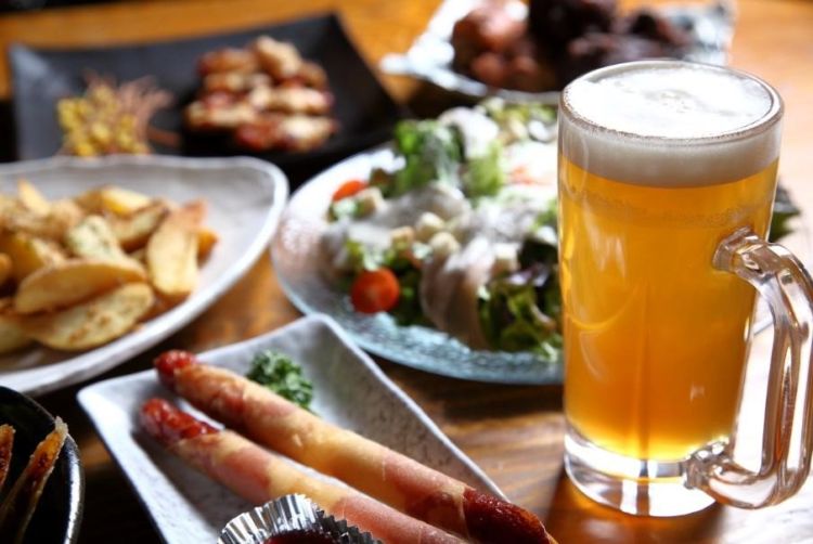 明石麦酒工房「時」では、ビールに合う多彩な料理も充実