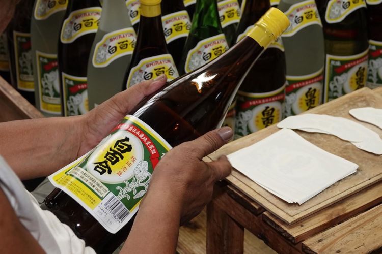 沖縄の焼酎(泡盛)【白百合(しらゆり)】昔ながらの伝統が醸す手造り泡盛