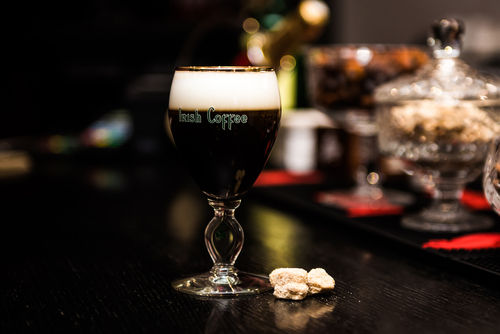 コーヒーとウイスキーのカクテルの代表格「アイリッシュコーヒー」