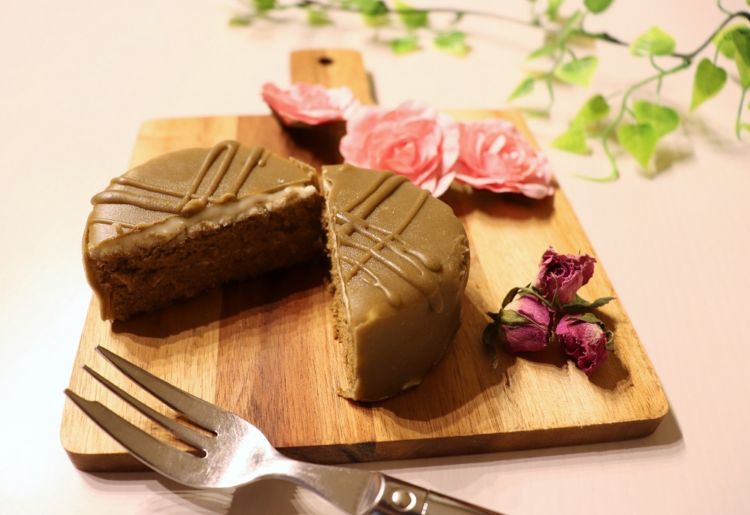 「香るほうじ茶黒蜜 ショコラケーキ」におすすめなのは ・・・ 甘口のスパークリング清酒