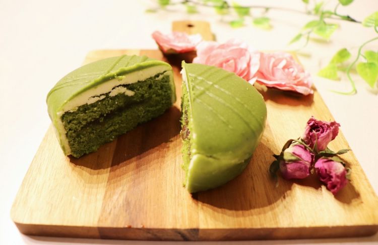 「香る抹茶小豆 ショコラケーキ」におすすめなのは ・・・ 梅酒のソーダ割り