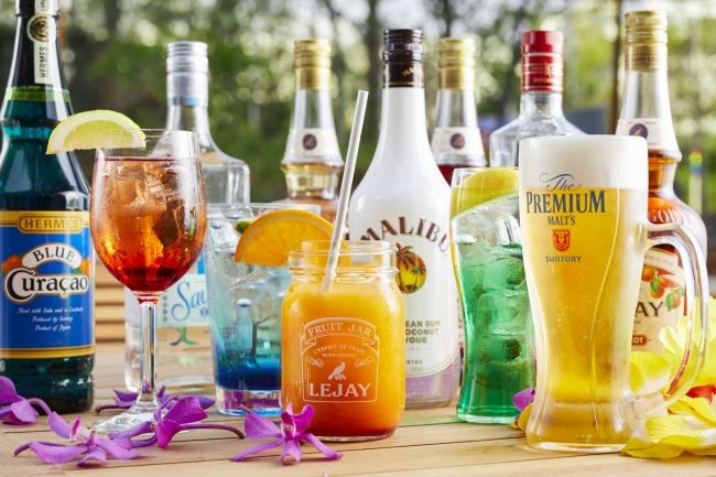 カクテルステーションでは、ウォッカ、ジン、ラム、テキーラ、ウイスキーといったオーソドックスなものから、フルーツ・ナッツ系リキュール、レモンサワー、ソフトドリンクまでが幅広く揃い、多彩な組み合わせが可能に。そして、ブームとなったジャーで飲むオリジナルフルーツカクテルで、より一層トロピカルな気分を味わうことができます。