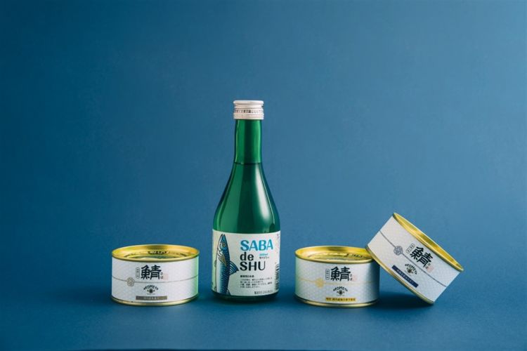 AKOMEYAで人気の鯖缶と、鯖をより美味しく食べるために作った鯖専用日本酒「サバデシュ」を一緒に