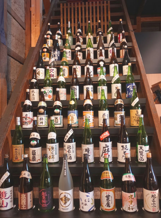 埼玉35蔵が醸した一升瓶が、ひな壇のごとく並ぶ様は圧巻。