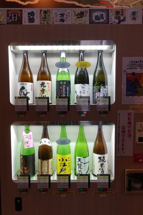 上下5本ずつ。特徴がわかるコメントが各々についています。赤いボタンが光っているのは、残念ながら品切れ中なのですが、スタッフに伝えれば補てんが可能な場合も。
