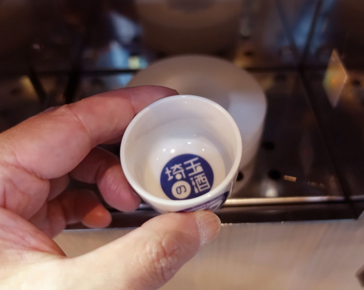 さて購入する1本が、決まったらメダルを投入。ちなみに有料試飲機の酒はどれも1杯=1メダル。125円で一杯利き酒ができるという計算ですね。気をつけていただきたいのが、お目当てのボタンを押す前に、猪口を所定の位置にセットすることです。