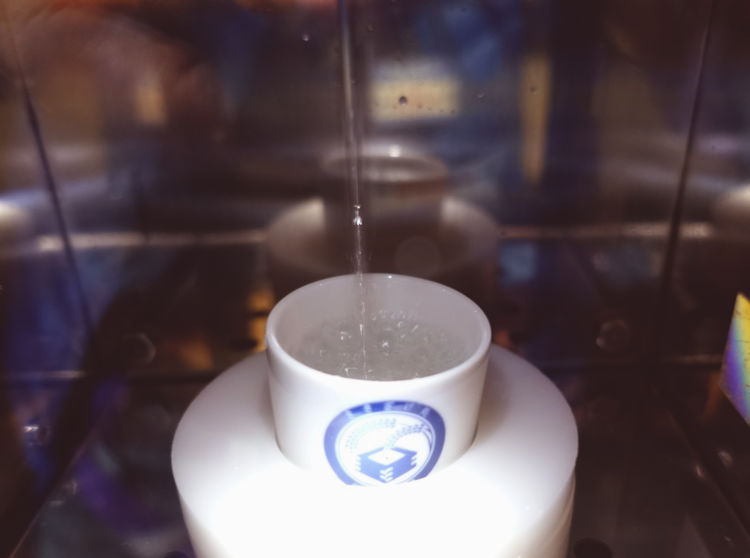 ボタンを押すと、この通り。30㏄程度が注がれます。
