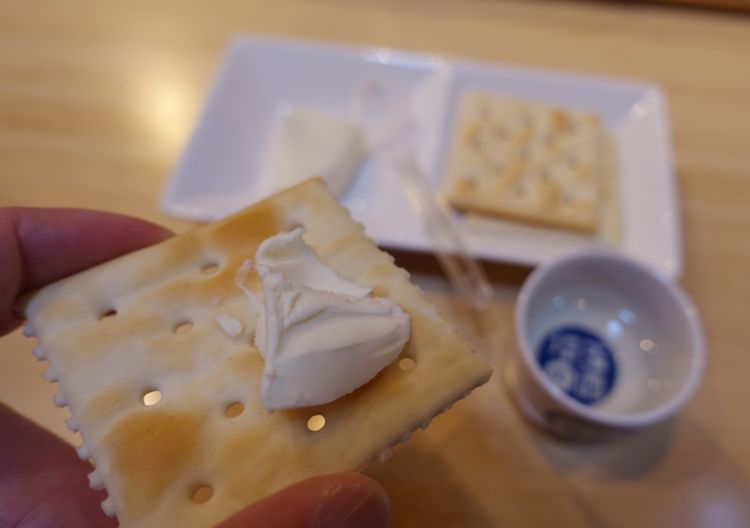 『酒粕クリームチーズ&クラッカー』(2メダル)はワイン酵母の酒に合わせました。