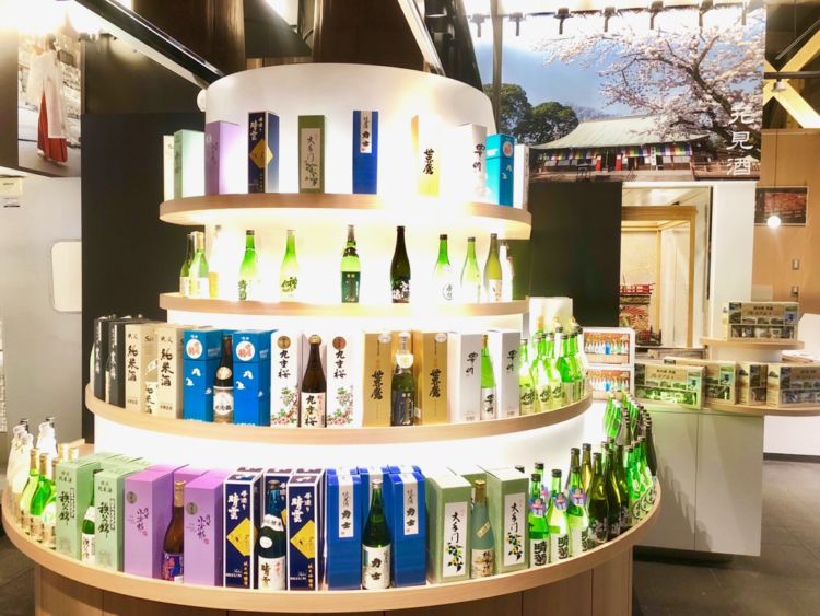 土産物コーナーも充実していて、気に入った酒はもちろん酒器なども購入できます。