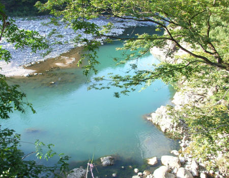 砺波市を流れる庄川。市内には環境省が名水百選に選んだ瓜裂生水(うりわりしょうず)も。
