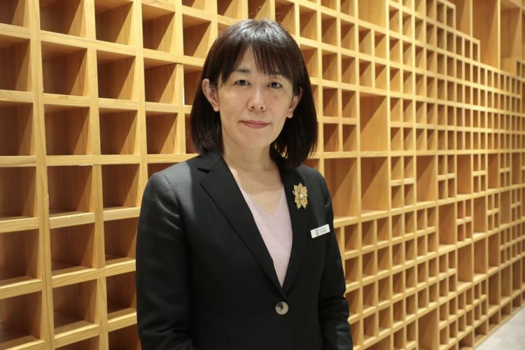 「空間デザイナーにトータルコーディネートをお願いし、 訪れた方がゆっくりと富山の日常をたのしめる雰囲気を大切にしました」と語る荻浦明希子館長。
