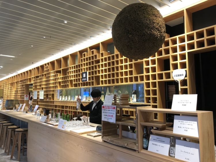 大きな杉玉が飾られ、立山杉でつくられた一枚板のカウンターテーブルの「トヤマバー」。