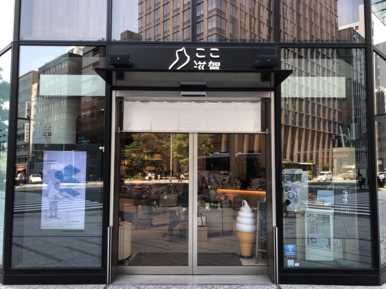 多くの人が行き交う日本橋交差点角にあり、連日オープン時から賑わう「ここ滋賀」。 路面の窓口ではおむすびやソフトクリームのテイクアウトも。