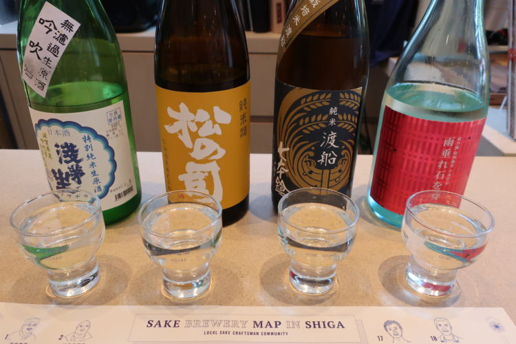 好きな組み合わせでたのしめる「4種飲み比べセット」は1,000円(税込)。 1つには45ml注がれています。