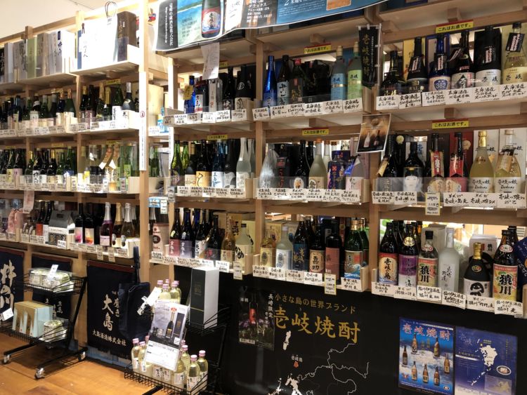 売り場には長崎県内で製造された、焼酎や日本酒、ワインがずらり。中には県内でしか買えないものも。
