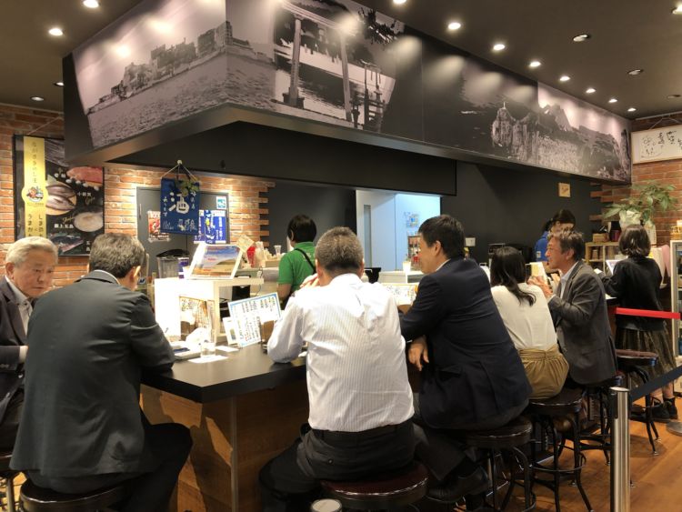 お食事からちょい呑みまでたのしめるカウンター席。