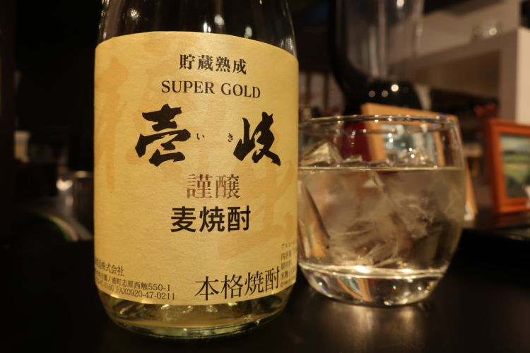 スタンダード焼酎は1杯500円。 ロックや水割り、お湯割りなど、好きな飲み方でたのしめます。