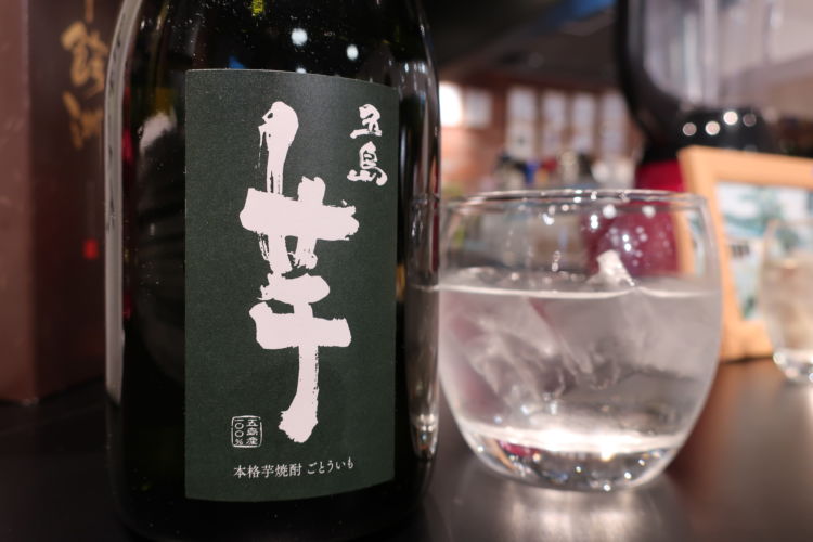 「長崎の芋焼酎もおいしいんですよ」と井手さん。 五島列島酒造の「五島芋」はクセがなく上品で飲みやすい味です。