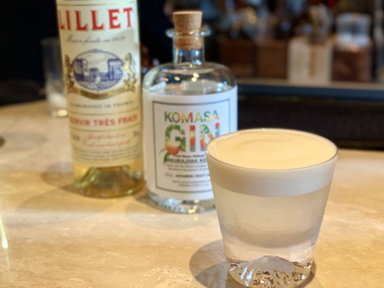 ここからは、BARで試していただきたいカクテル2種類を紹介します。ジンのドライな味わいとみかん独特の優しい柑橘の香りが特徴!「KOMASA GIN-桜島小みかん-」(小正醸造)を使った「ホワイトネグローニ」