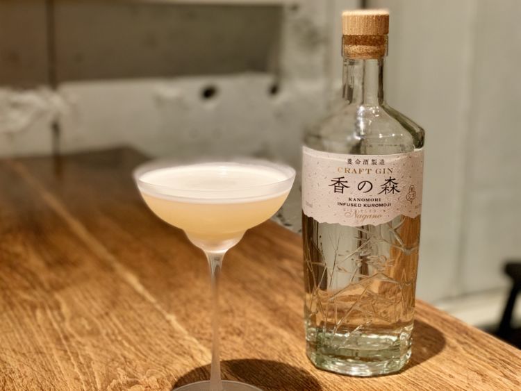 国産ハーブ クロモジの香り豊か。素材にも製法にもこだわったプレミアムジン「香の森(かのもり)」(養命酒製造)を使ったカクテル「香の美白」