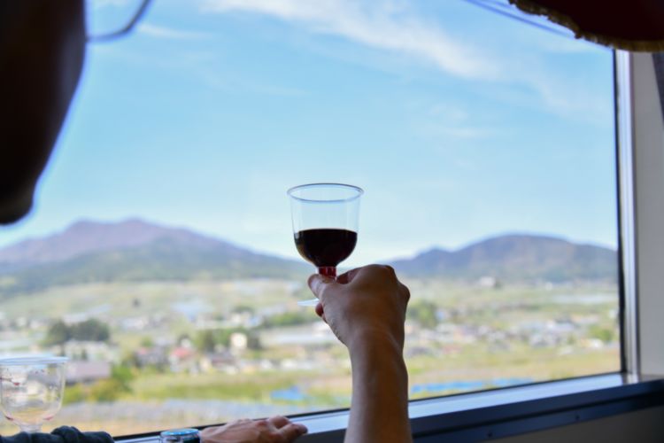 長野県・北信濃/田園風景や雄大な山並みを眺め、ワインを飲み放題でたのしむ『北信濃ワインバレー列車』