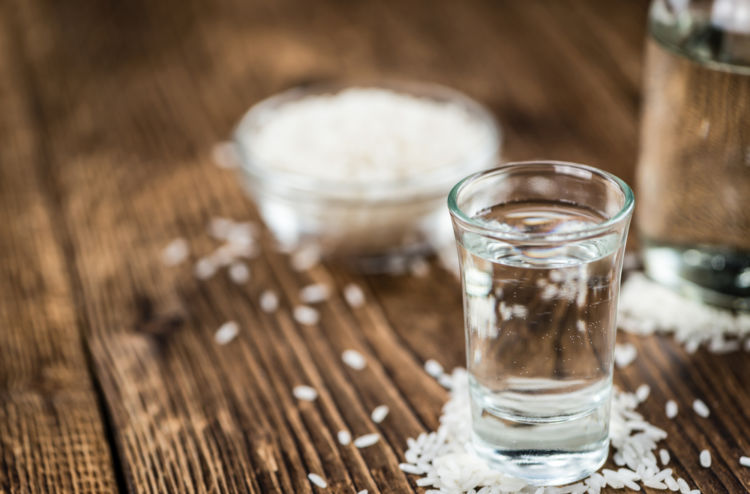 日本酒に醸造アルコールを添加する真の狙いとは?