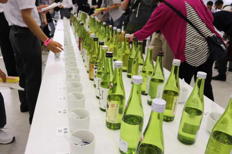 普段は飲めない日本酒を飲むことができる公開きき酒会