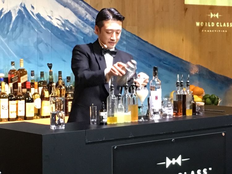 吉田氏はこのコンペティションの合間にエキシビジョンとして登場し、パフォーマンスを披露します。