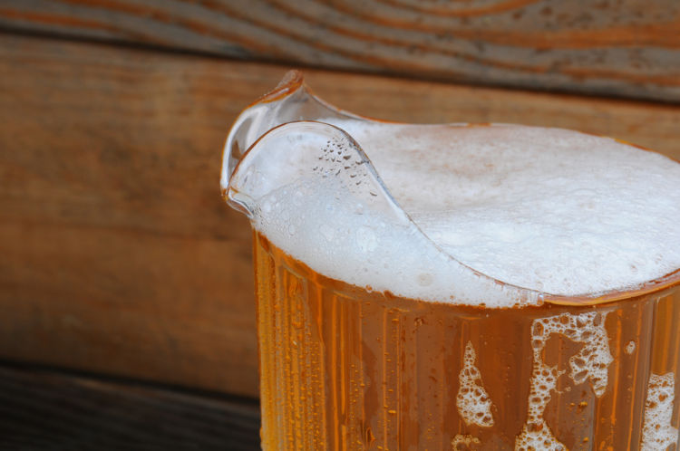ビールをピッチャーでオーダーするメリットは? 注ぎ方の注意点も解説