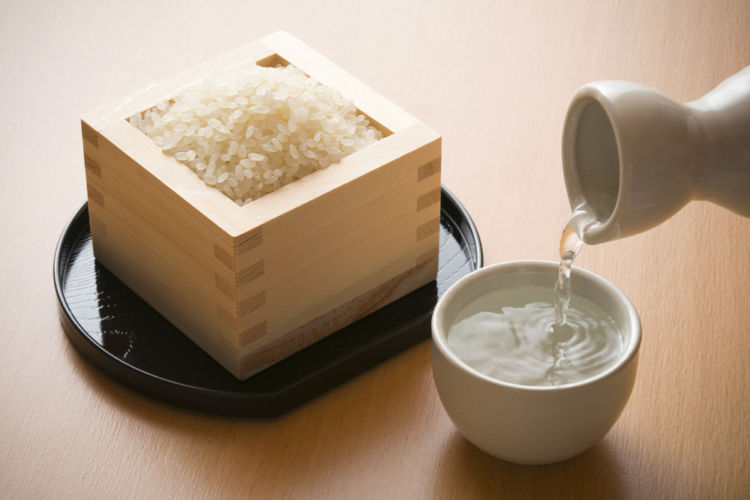 日本酒のアルコール度数はほかのお酒と比べて高い? おいしく飲むコツは?