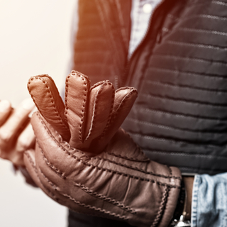 あの名画で使用されている高級ブランド革手袋はこれだ