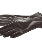 黒い革手袋のおすすめシンプルコーデ3選