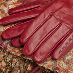 トレンドカラーの赤を手袋コーデに取り入れよう