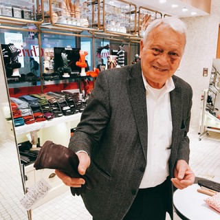 東急百貨店東横店で、創業者ジョルジョ・セルモネータ氏と選ぶレザー手袋