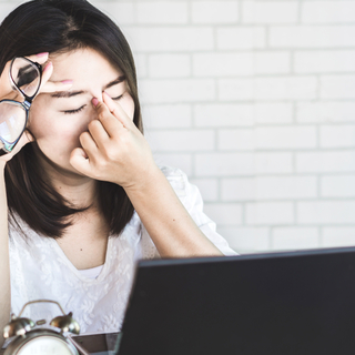 眼精疲労と肌荒れは関係ある？対策もご紹介します