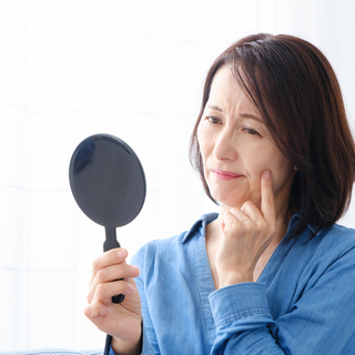 50〜60代ならではの肌の悩み｜たるみ・シワの原因と対策