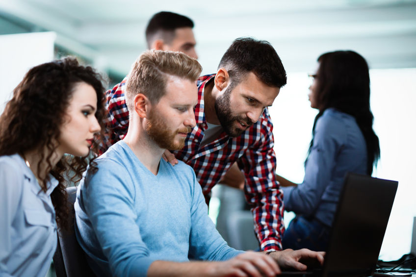 社内研修とは?研修を行う意味や種類を紹介【人事初心者向け】 社内研修とは?研修を行う意味や種類を紹介【人事初心者向け】