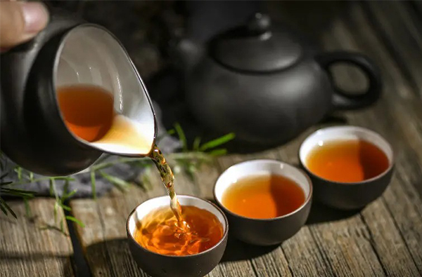 泡茶比你想得更深奧！常見「禁忌」大盤點：直接倒熱水、搖晃茶壺都不行？