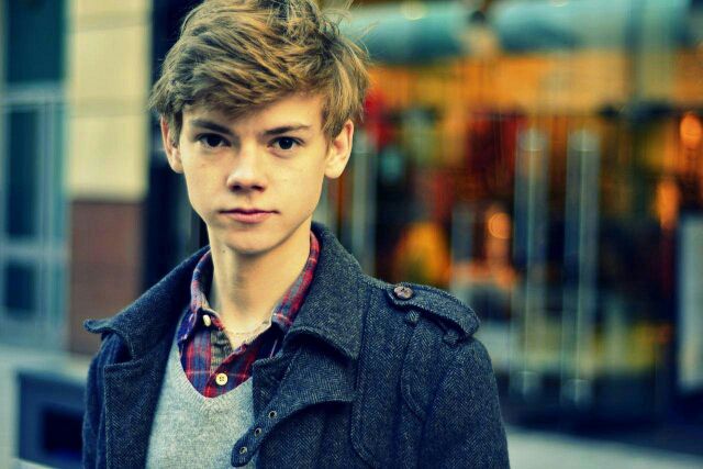 《移動迷宮》湯瑪斯桑斯特Thomas Sangster的英倫紳士穿搭, 童顏男也能穿出成熟感!