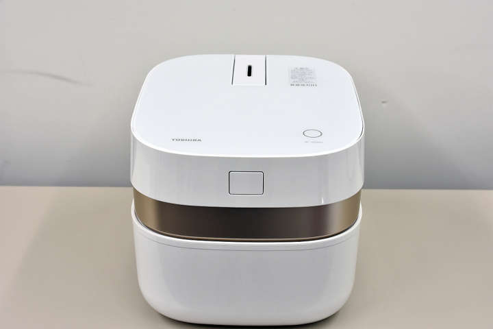 東芝の最新フラグシップ炊飯器「備長炭かまど本羽釜 RC-10ZWH」。