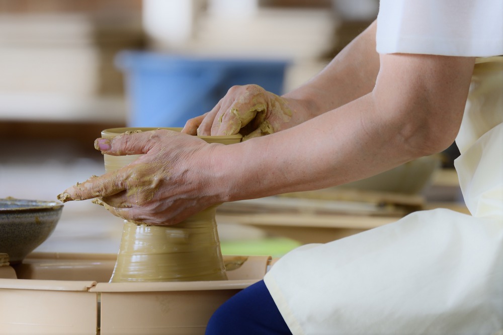 Making Kasama-yaki ware