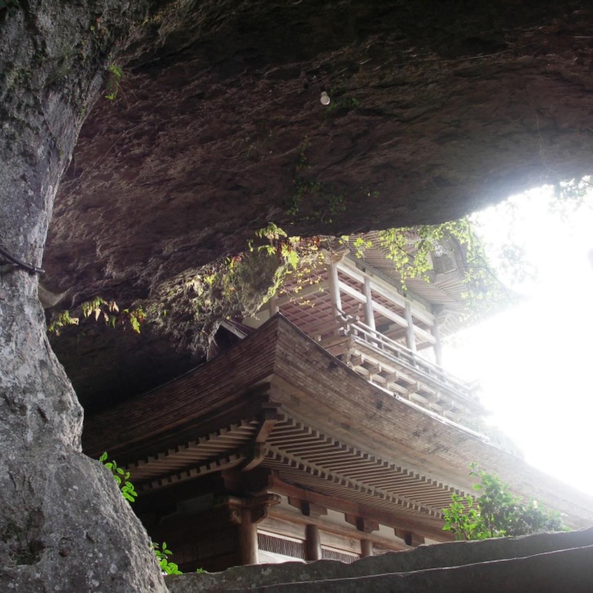 极具魄力耸立于悬崖峭壁之上的罗汉寺 The Gate 日本旅游观光杂志 提供观光旅游信息 极具魄力耸立于悬崖峭壁之上的罗汉寺 The Gate 日本旅游观光杂志 提供观光旅游信息