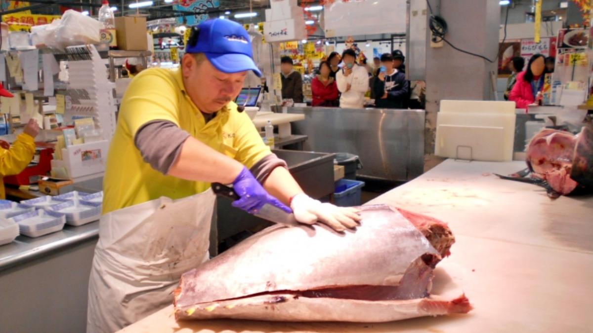 とれとれ市場南紀白浜 でマグロ解体ショーや新鮮魚介を満喫 The Gate 日本の旅行観光マガジン 観光旅行情報掲載