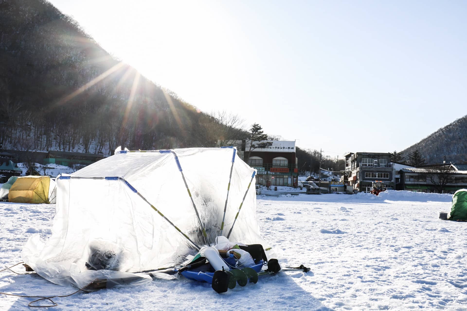 赤城大沼で 氷上ワカサギ釣り に挑戦 The Gate 日本の旅行観光マガジン 観光旅行情報掲載