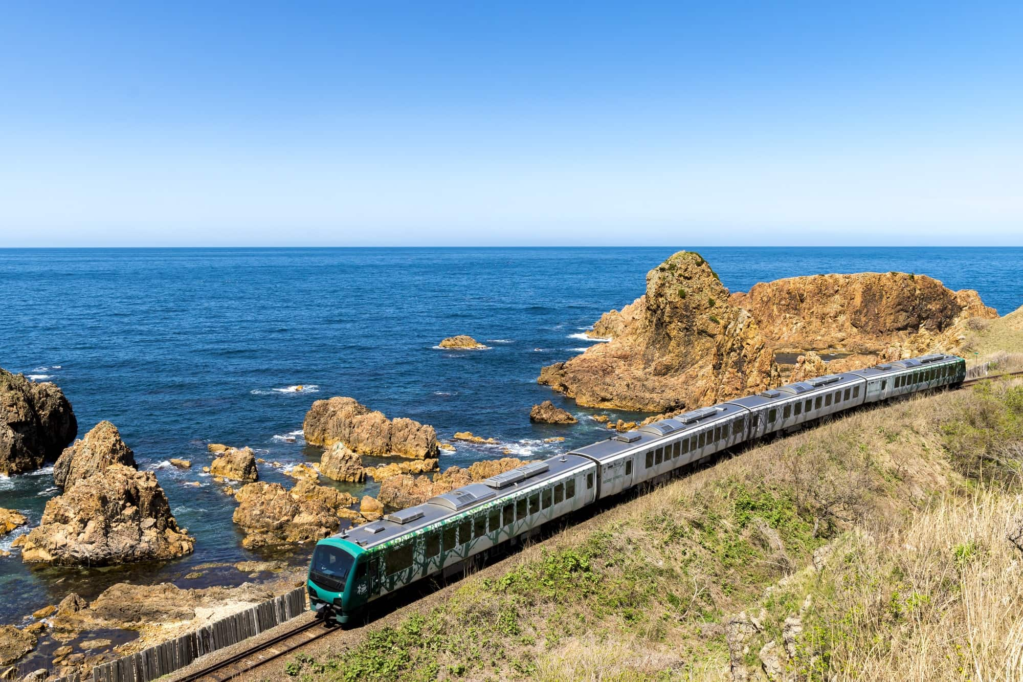 海岸を走るリゾートしらかみ