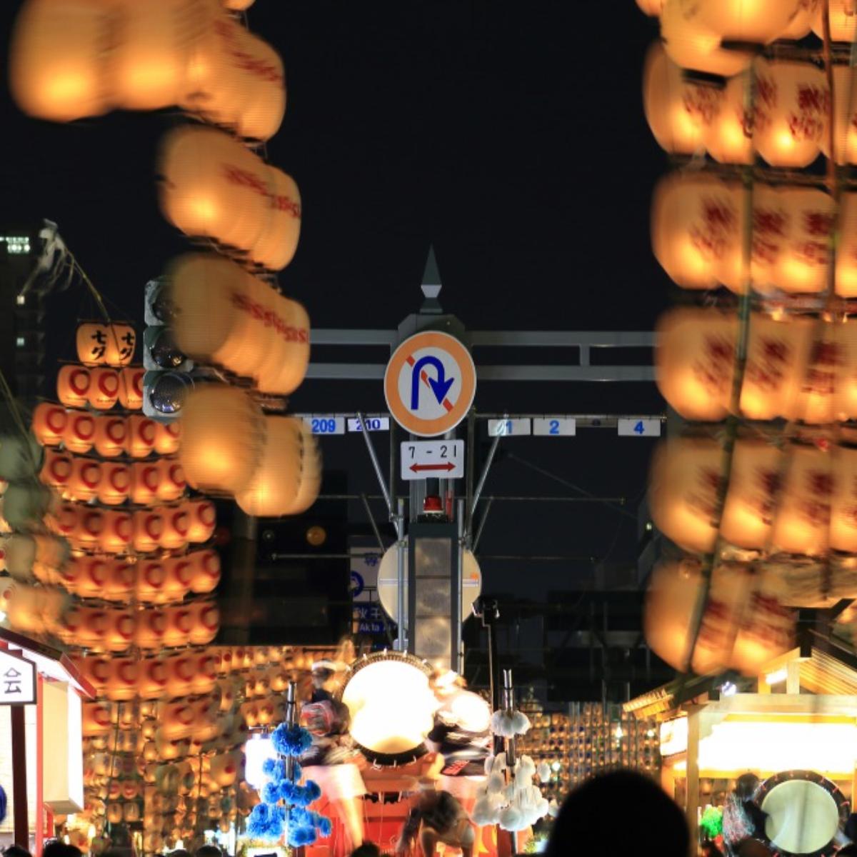 灯籠 竿に彫られた2輪の花 うろこ模様の笠 和風／洋風どちらにも