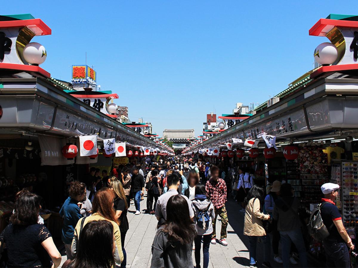 浅草寺へと続く 浅草仲見世通り を予算1 000円で満喫 The Gate 日本の旅行観光マガジン 観光旅行情報掲載