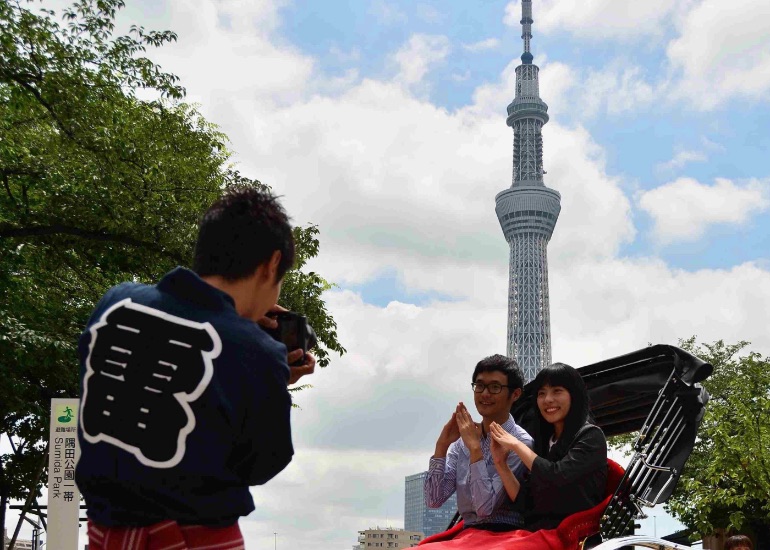 東京 浅草 人力車 浅草人力車で下町巡り東西30分コース 江戸の香りを感じよう The Gate 日本の旅行観光マガジン 観光旅行情報掲載