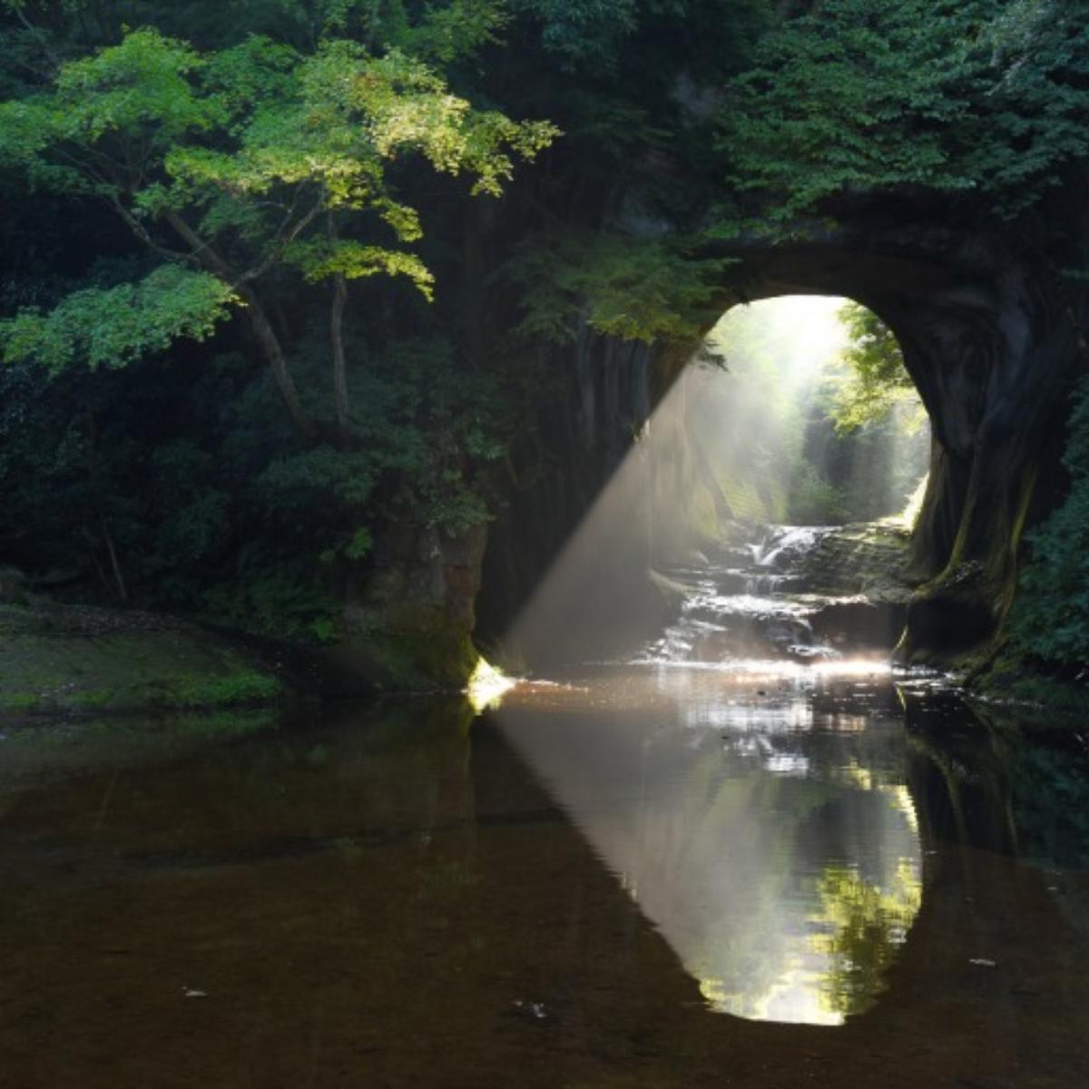 亀岩の洞窟】で神秘的なハートの光を見る｜絶景が現れる条件とは